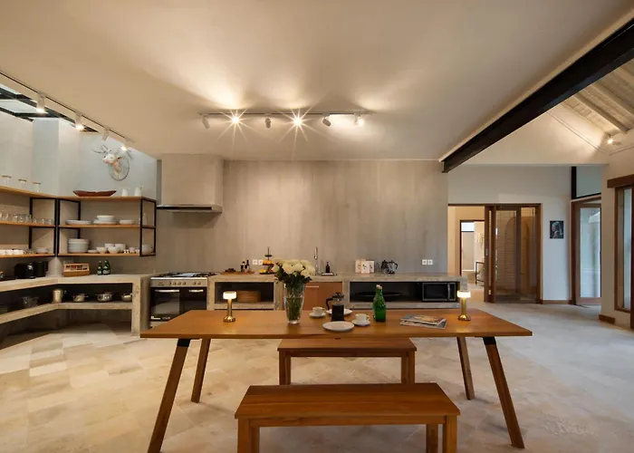 New! 8 Bedr, 10 Bathr On Location Villa