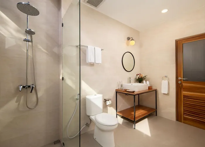 New! 8 Bedr, 10 Bathr On Location Villa