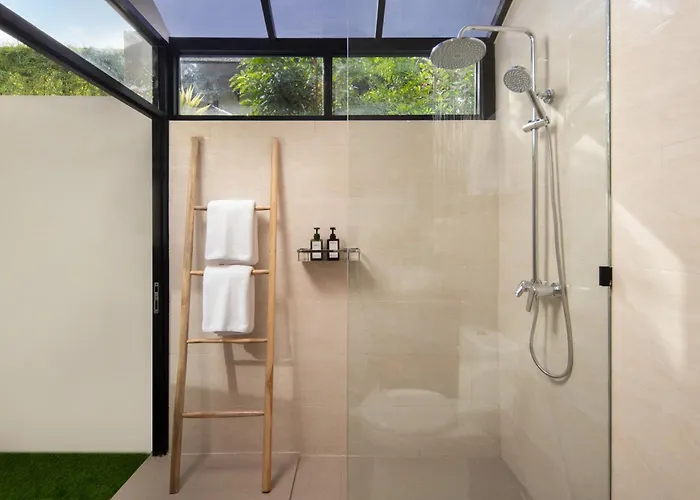 Villa New! 8 Bedr, 10 Bathr On Location