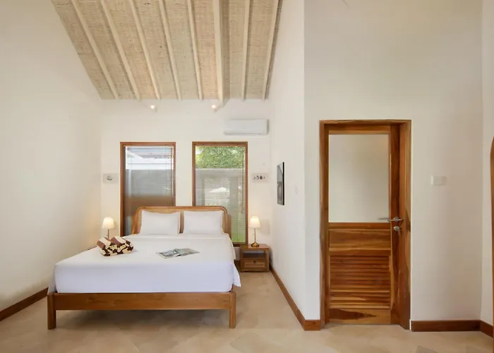 New! 8 Bedr, 10 Bathr On Location Villa