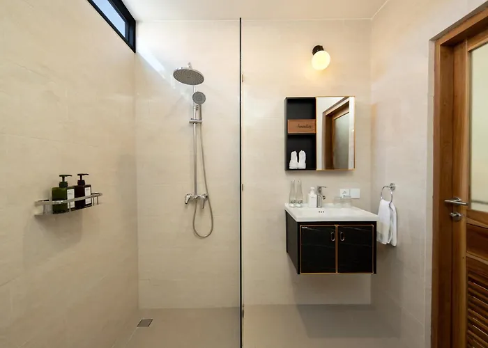 New! 8 Bedr, 10 Bathr On Location Villa *
