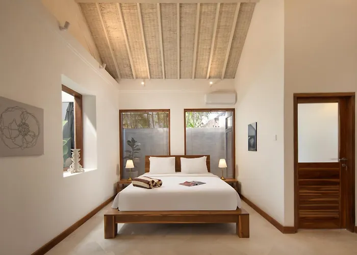 New! 8 Bedr, 10 Bathr On Location Villa