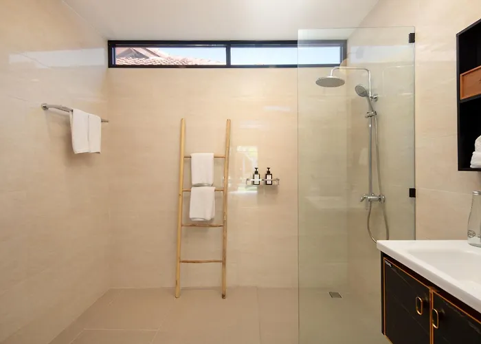 New! 8 Bedr, 10 Bathr On Location Villa *