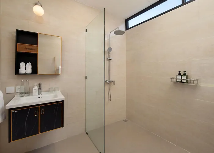 New! 8 Bedr, 10 Bathr On Location Villa